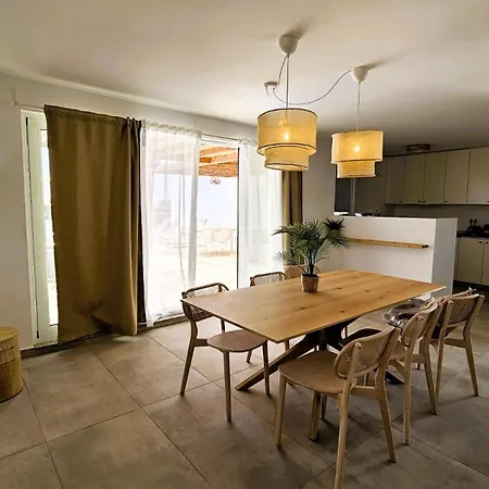 Utopia, Villa Lajares