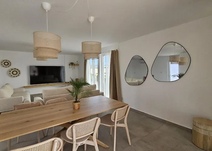 Utopia, * לאחארס