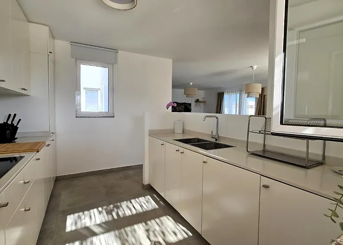 Utopia, לאחארס