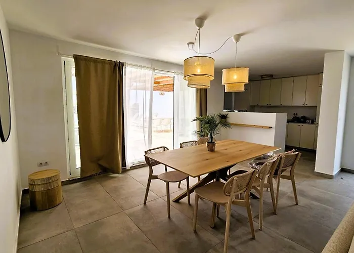 Utopia, וילה לאחארס